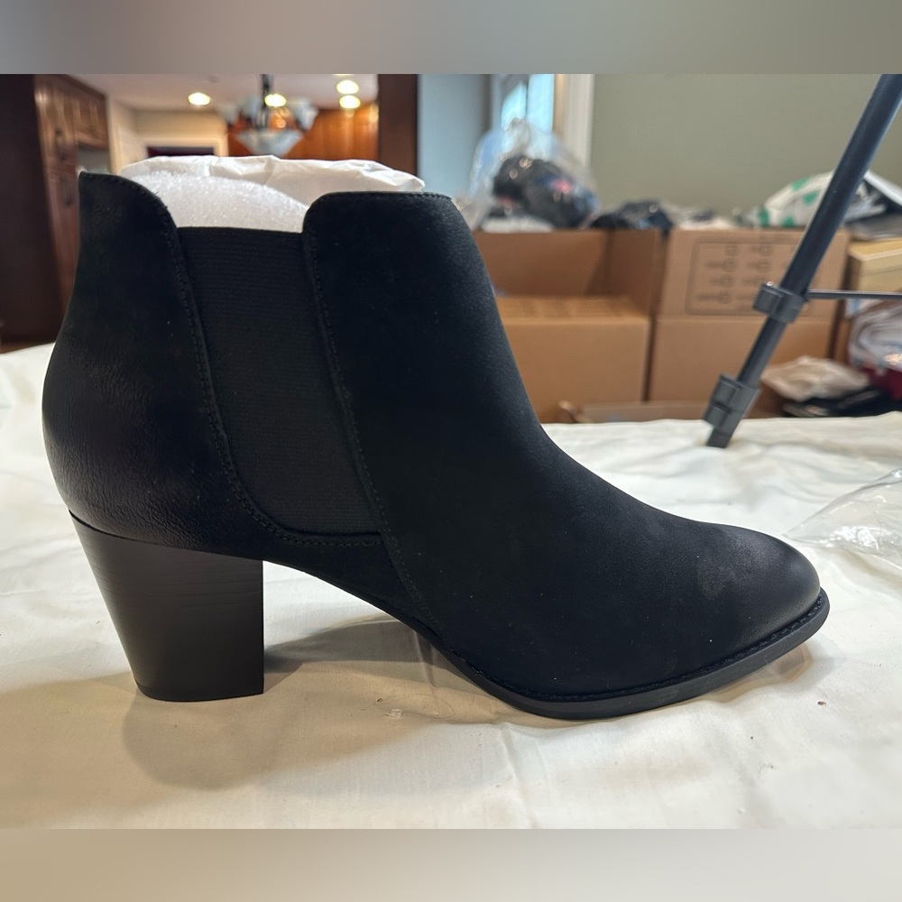 NEW IN BOX - Vionic Black Ankle Booties, Women’s 11, Style: Upright Sterling.